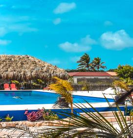 piscine exterieur de l'hotel sorobon à bonaire sur le spot de lac bay 