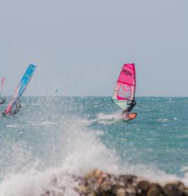 2 windsurfeurs en navigation sur le spot de Jericoacoara au Brésil