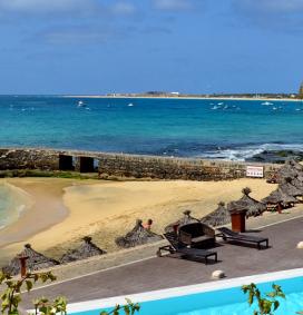 Vue aérienne de la piscine et de la plage du Porto Antiguo à Sal au Cap Vert