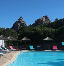 Piscine extérieure avec transats à l'hôtel Bocca Di Feno à Piantarella en Corse 