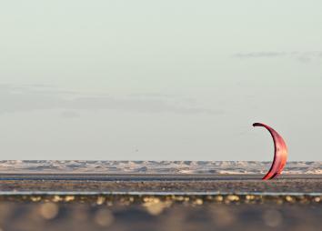 Spot de kitesurf à Dakhla Lassarga sur un plan d'eau flat autour des dunes de sables du désert Sahara avec une voile Duotone