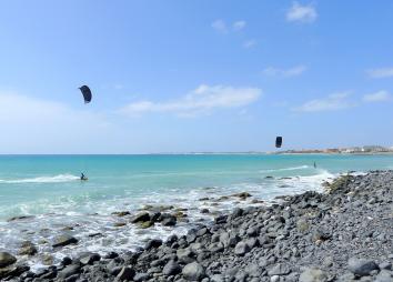 Kitesurf en eaux cristallines et plages de galets au Cap Vert sur le spot de Sal Leme Bedje au centre ION CLUB
