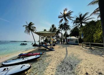 plage de Sainte Anne Guadeloupe avec infrastructures sportives