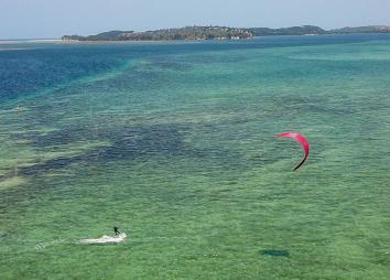 kitesurfeur en train de naviguer sur l immense lagon sauvage de Bilene au Mozambique