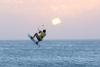 Kitesurf freeride pendant le coucher du soleil au Cap Vert sur le spot de Sal Santa Maria au centre ION CLUB de Santa Maria 
