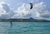 kitesurf foil dans les eaux cristallines en martinique sur la pointe faula au club nautique du vauclin dans les Antilles