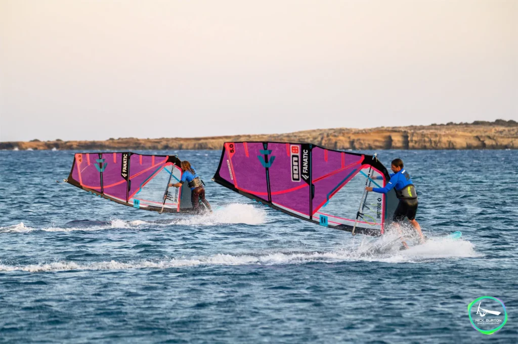 Deux planchistes en pleine session de windsurf à Karpathos en Grèce.