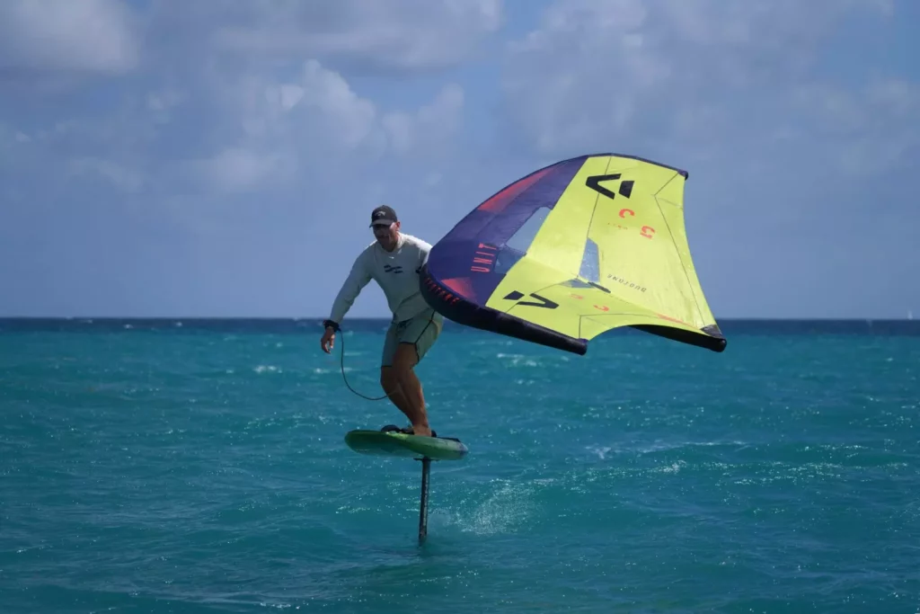 Pratique du wingfoil sur une mer turquoise en Guadeloupe et Martinique.