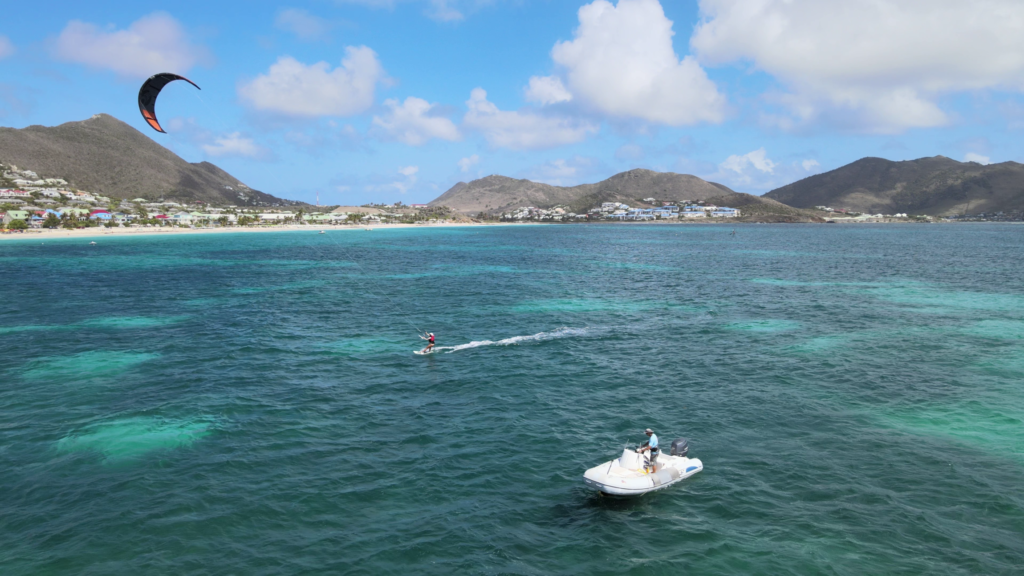 Kitesurfeur naviguant sur l'eau turquoise de la baie de Saint-Martin aux Caraïbes.
