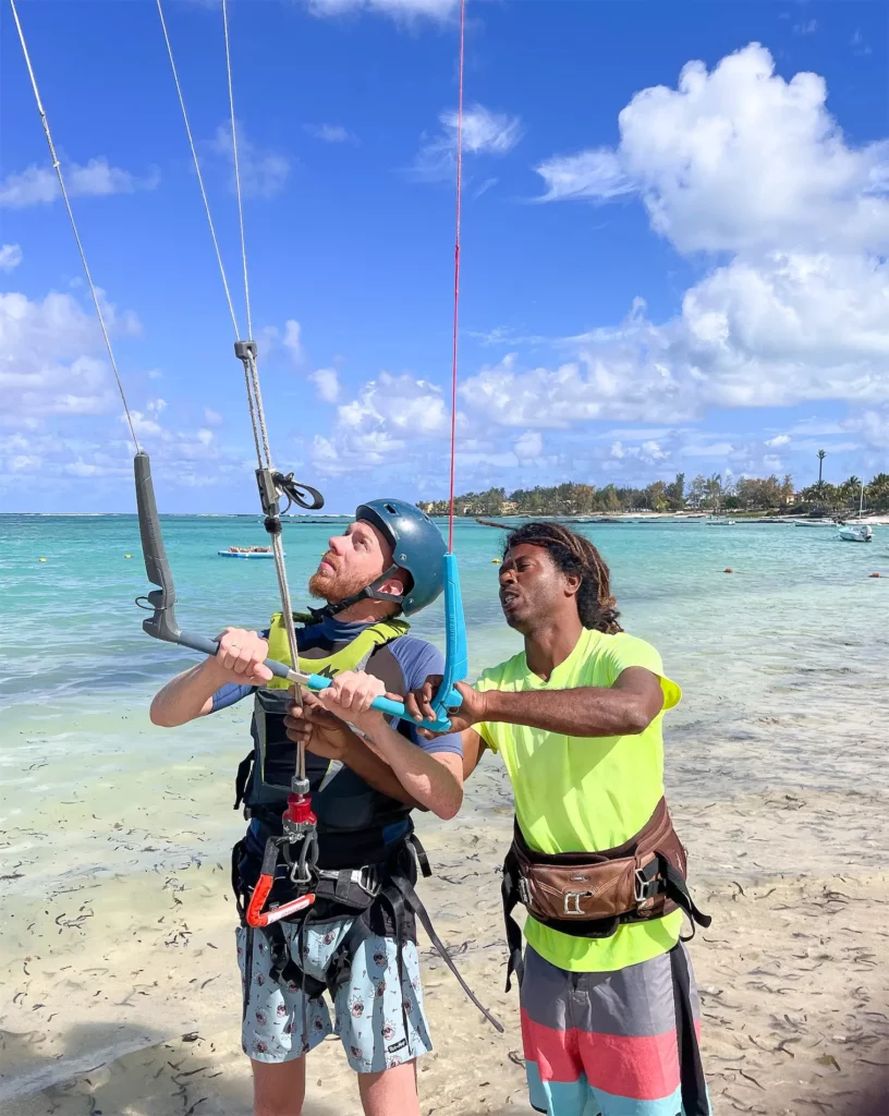 Cours de kitesurf avec un moniteur sur une plage de l'Île Maurice.