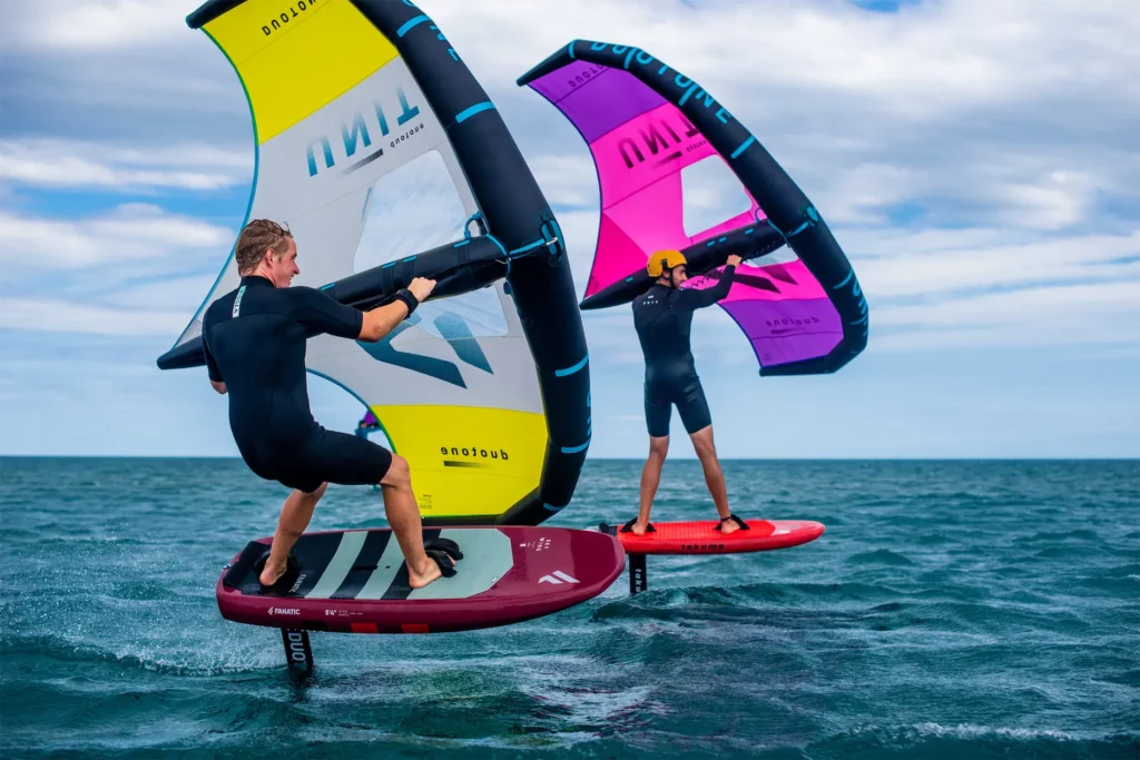 Deux pratiquants de wingfoil en pleine navigation sur la mer à Gruissan en France.