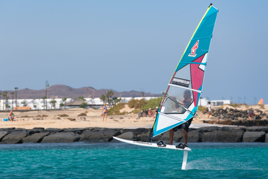 Pratique du windfoil à Lanzarote aux îles Canaries.