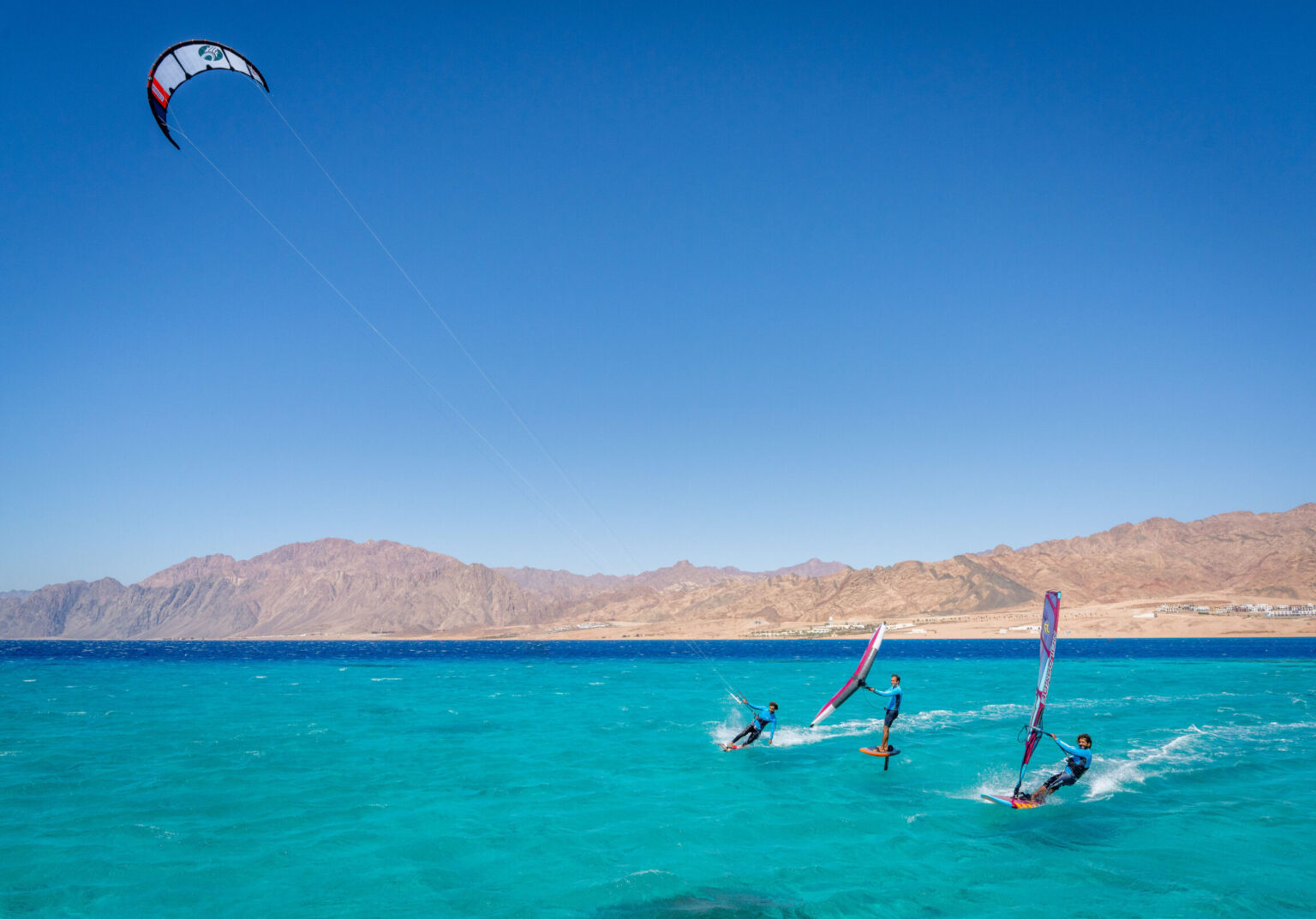 Windsurf et kitesurf sur la lagune de Dahab en Égypte