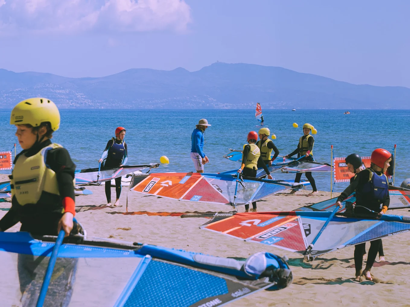 Enfants en cours de windsurf à Rosas sur la Costa Brava